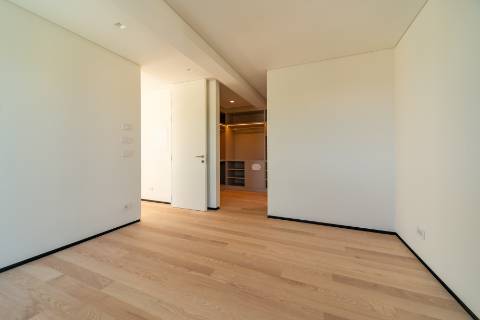 Moradia T4 de arquitetura moderna com jardim e piscina em Murches