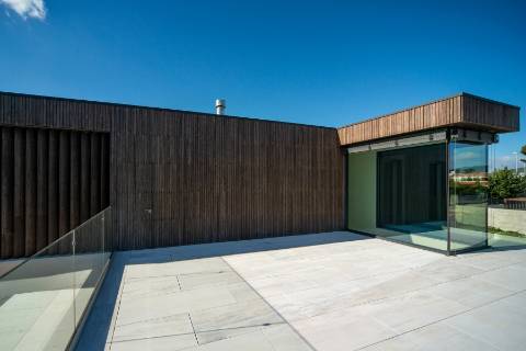 Moradia T4 de arquitetura moderna com jardim e piscina em Murches