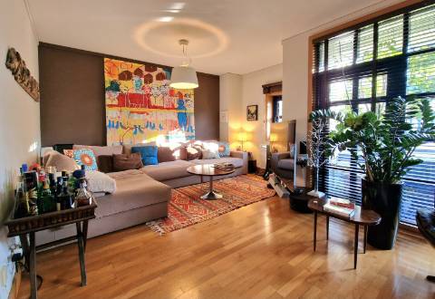 Apartamento T2 com varanda, na Praça da Galiza, centro do Porto.