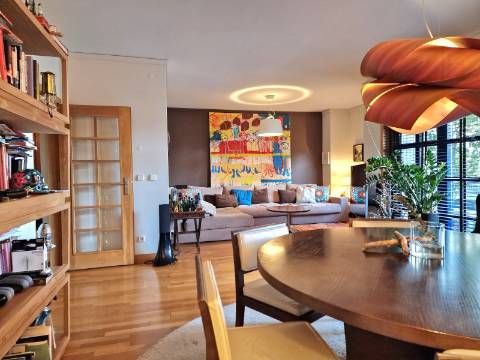 Apartamento T2 com varanda, na Praça da Galiza, centro do Porto.