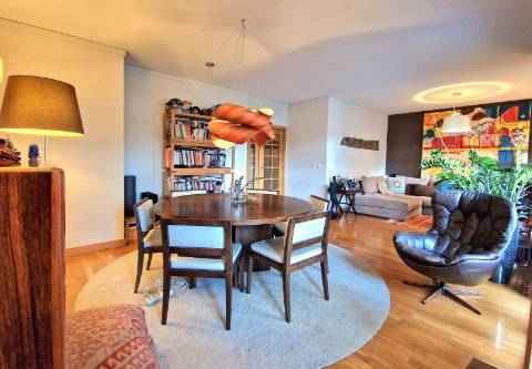 Apartamento T2 com varanda, na Praça da Galiza, centro do Porto.