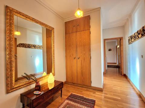 Apartamento T2 com varanda, na Praça da Galiza, centro do Porto.