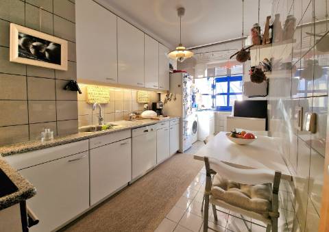 Apartamento T2 com varanda, na Praça da Galiza, centro do Porto.