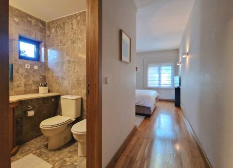 Apartamento T2 com varanda, na Praça da Galiza, centro do Porto.