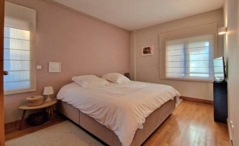 Apartamento T2 com varanda, na Praça da Galiza, centro do Porto.