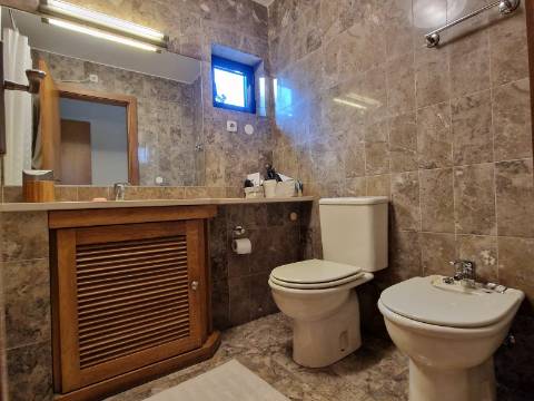 Apartamento T2 com varanda, na Praça da Galiza, centro do Porto.