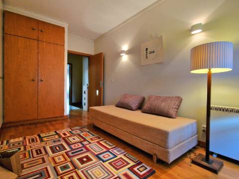 Apartamento T2 com varanda, na Praça da Galiza, centro do Porto.