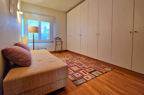 Apartamento T2 com varanda, na Praça da Galiza, centro do Porto.