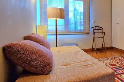 Apartamento T2 com varanda, na Praça da Galiza, centro do Porto.