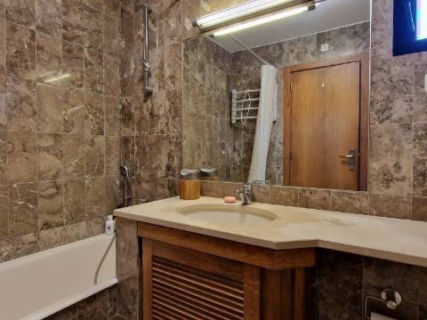 Apartamento T2 com varanda, na Praça da Galiza, centro do Porto.