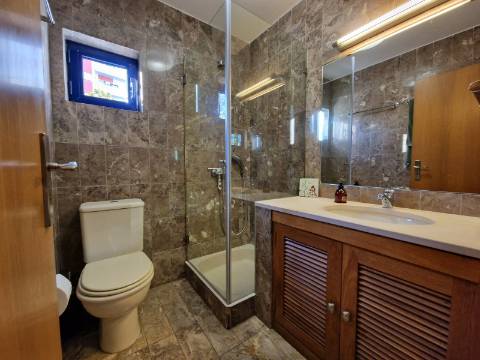 Apartamento T2 com varanda, na Praça da Galiza, centro do Porto.