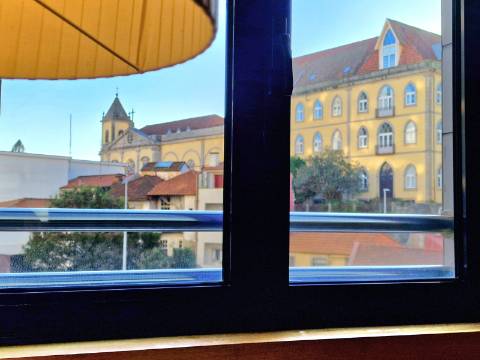 Apartamento T2 com varanda, na Praça da Galiza, centro do Porto.