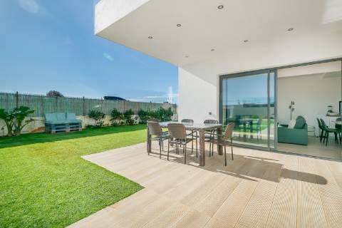 Moradia Contemporânea com Piscina para Venda em Sagres