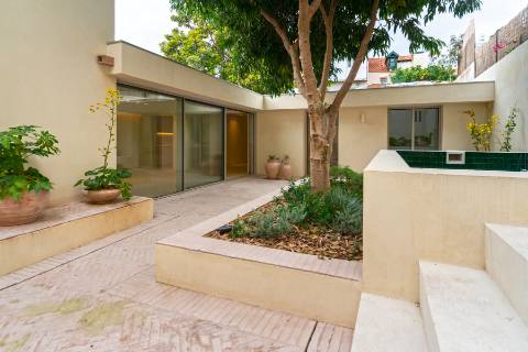 Apartamento T3+1 com pátio e piscina junto à icónica Av. da Liberdade
