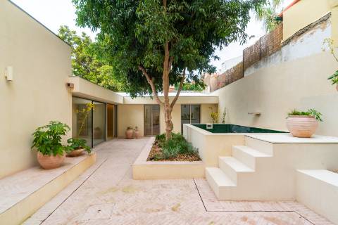 Apartamento T3+1 com pátio e piscina junto à icónica Av. da Liberdade
