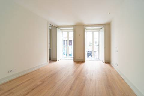 Apartamento T3+1 com pátio e piscina junto à icónica Av. da Liberdade
