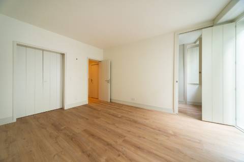 Apartamento T3+1 com pátio e piscina junto à icónica Av. da Liberdade
