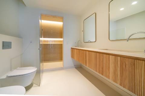 Apartamento T3+1 com pátio e piscina junto à icónica Av. da Liberdade
