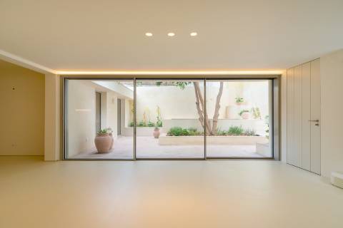 Apartamento T3+1 com pátio e piscina junto à icónica Av. da Liberdade
