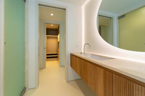 Apartamento T3+1 com pátio e piscina junto à icónica Av. da Liberdade
