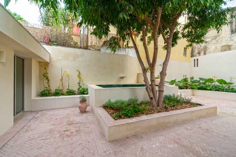 Apartamento T3+1 com pátio e piscina junto à icónica Av. da Liberdade
