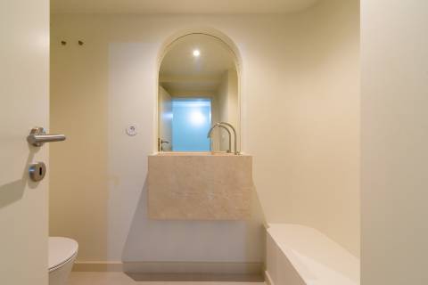 Apartamento T3+1 com pátio e piscina junto à icónica Av. da Liberdade
