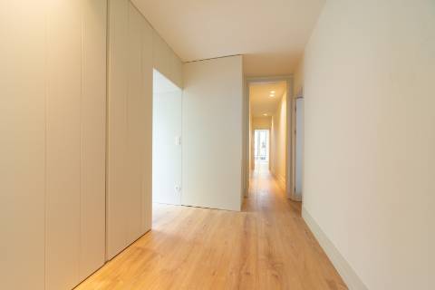 Apartamento T3+1 com pátio e piscina junto à icónica Av. da Liberdade
