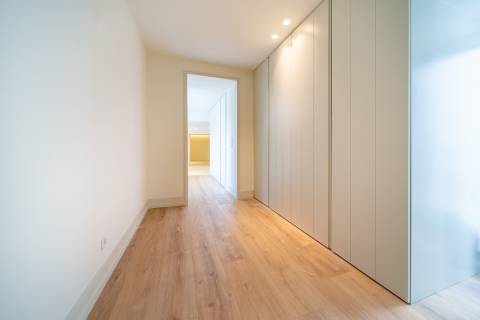 Apartamento T3+1 com pátio e piscina junto à icónica Av. da Liberdade
