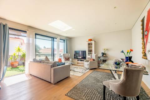 Apartamento T2, com terraço privativo e estacionamento no Centro Histórico de Cascais