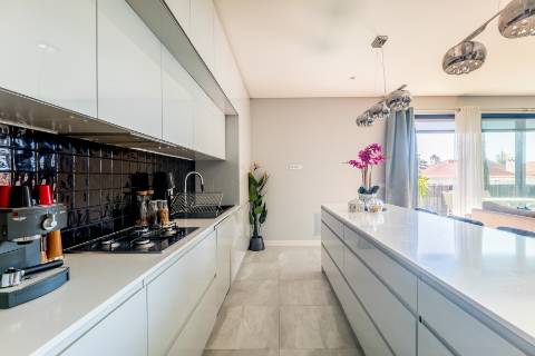 Apartamento T2, com terraço privativo e estacionamento no Centro Histórico de Cascais