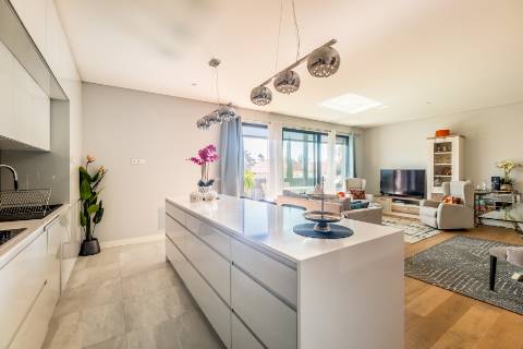 Apartamento T2, com terraço privativo e estacionamento no Centro Histórico de Cascais