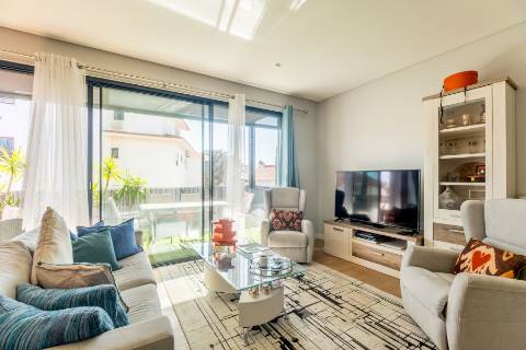 Apartamento T2, com terraço privativo e estacionamento no Centro Histórico de Cascais