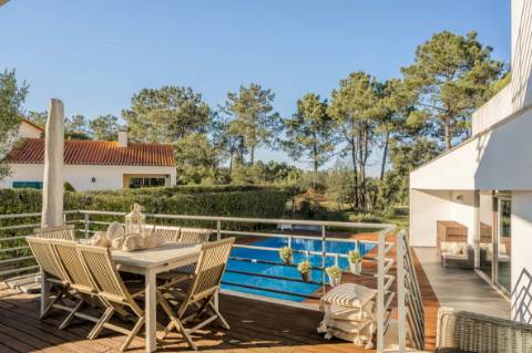 Moradia 5 quartos, jardim e piscina, na Quinta do peru