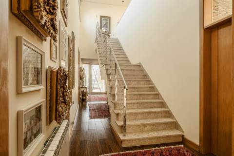 Moradia 5 quartos, jardim e piscina, na Quinta do peru