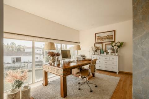 Moradia 5 quartos, jardim e piscina, na Quinta do peru