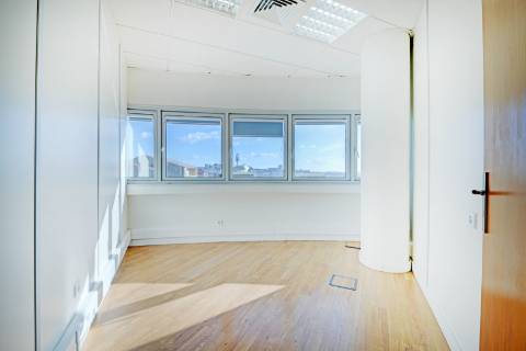 Escritório de 100m² no Coração do Porto - Iluminação Natural e Localização Privilegiada