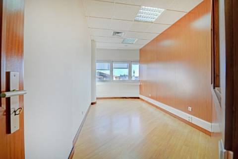 Escritório de 100m² no Coração do Porto - Iluminação Natural e Localização Privilegiada