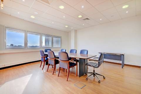 Escritório de 100m² no Coração do Porto - Iluminação Natural e Localização Privilegiada