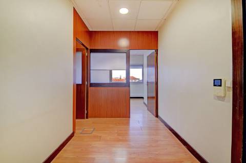 Escritório de 100m² no Coração do Porto - Iluminação Natural e Localização Privilegiada