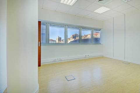 Escritório de 100m² no Coração do Porto - Iluminação Natural e Localização Privilegiada