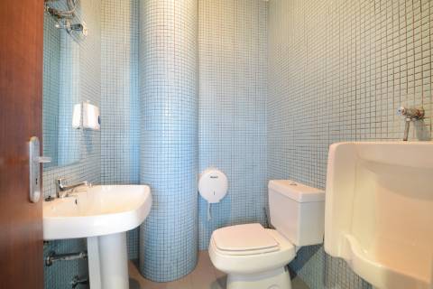 Escritório de 100m² no Coração do Porto - Iluminação Natural e Localização Privilegiada