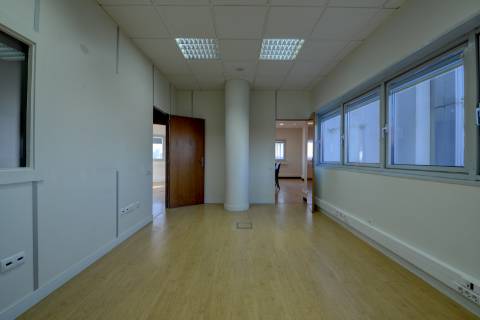 Escritório de 100m² no Coração do Porto - Iluminação Natural e Localização Privilegiada