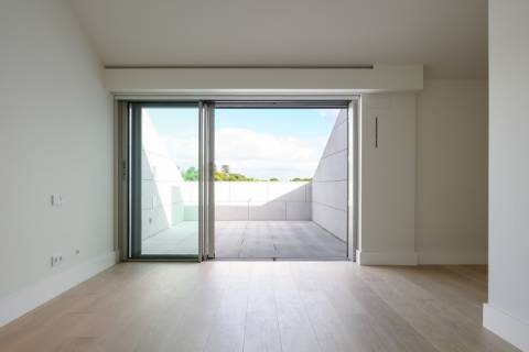 Penthouse T3 Duplex, com piscina e vista, no Estoril