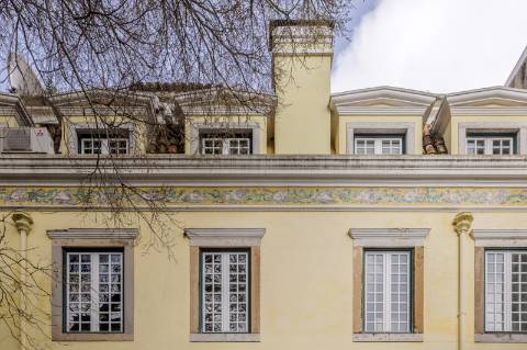 Palacete com duas frentes na Lapa, Estrela, para recuperar