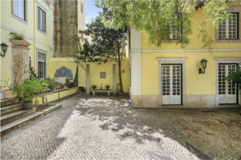 Palacete com duas frentes na Lapa, Estrela, para recuperar