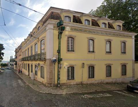 Palacete com duas frentes na Lapa, Estrela, para recuperar
