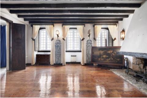 Palacete com duas frentes na Lapa, Estrela, para recuperar