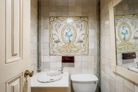 Palacete com duas frentes na Lapa, Estrela, para recuperar