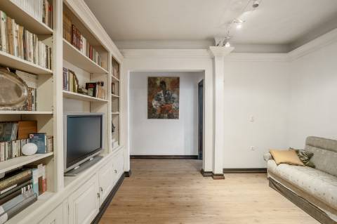 Palacete com duas frentes na Lapa, Estrela, para recuperar