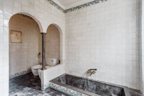 Palacete com duas frentes na Lapa, Estrela, para recuperar